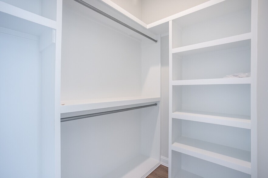 Walk-in Closet - 1718 Barnard St