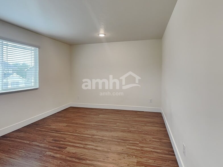 Building Photo - 9472 W Chino St