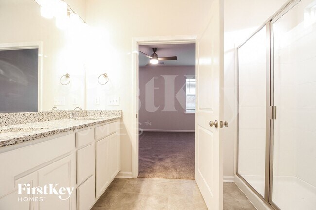 Building Photo - 423 Stonefence Dr