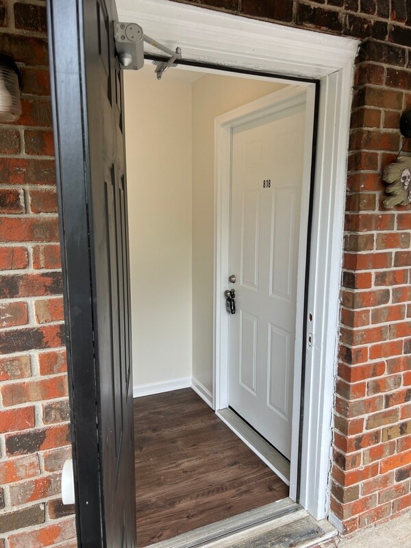 Building Photo - 800 Lullwater Rd