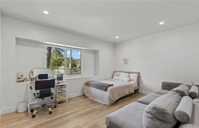 Building Photo - 240 W Gainsborough Rd