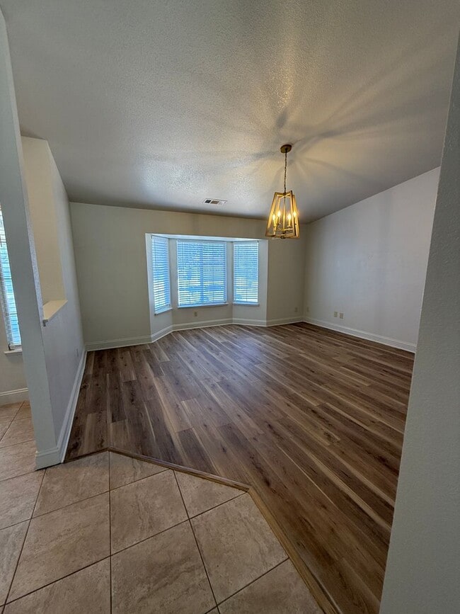 Building Photo - Prime Location 3 Bed 2 Bath Updated Home!