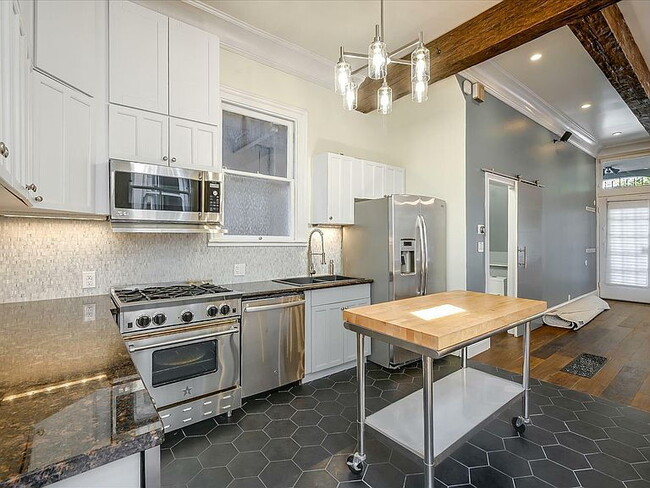 Building Photo - 2-Bed Oasis in the Heart of San Francisco - Spacious 1300 Sq Ft!"