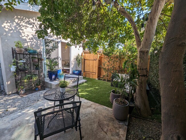 Building Photo - 2571 S Bundy Dr