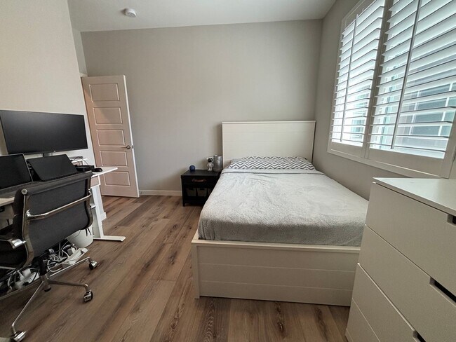 Building Photo - Updated 4 Bedroom 3.5 bath Condo located i...