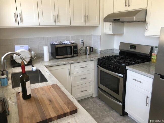 Building Photo - 1000 Judah St