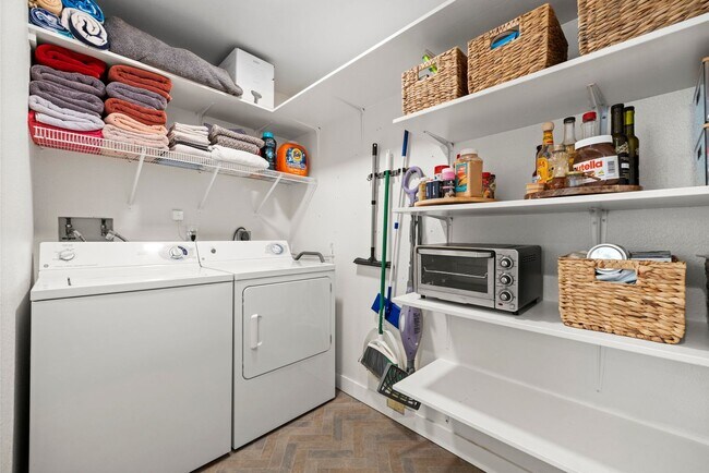 Building Photo - FALL SPECIAL - 1/2 1st month's rent - Styl...
