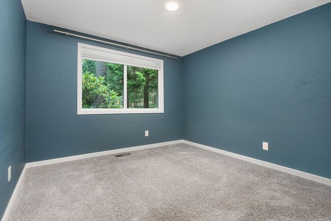 Building Photo - Rambler in Port Orchard with Fenced Yard