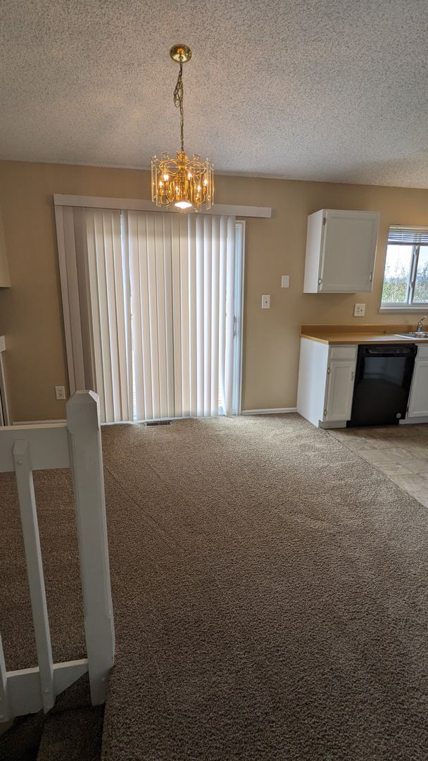 Building Photo - COZY TRI-LEVEL 3 BED/1.5 BATH WITH WOODBUR...