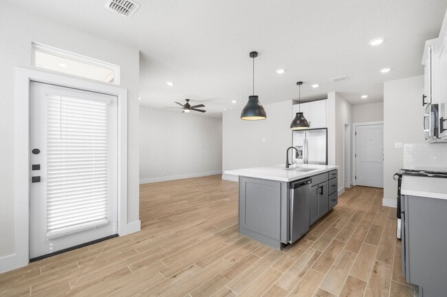 Building Photo - 13616 Giovannis Gdn