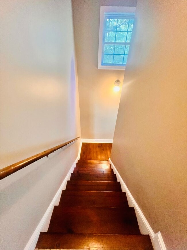 Building Photo - Tucked Away 3 Bedroom Gem on Private Road ...