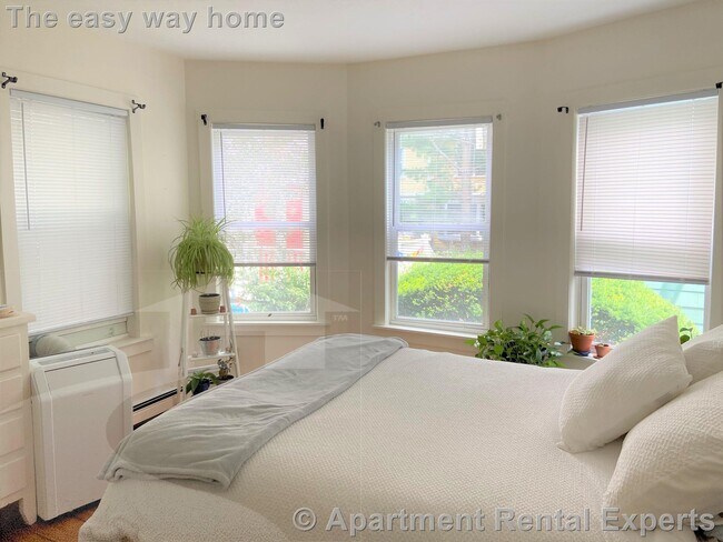 Building Photo - 37 Oak St