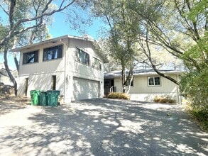 Building Photo - 3/2 plus a large bonus room-Home on golf c...
