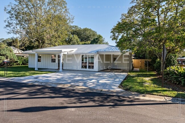 Building Photo - Perfect 3 Bd / 2 Ba Olde Towne Daphne Home!