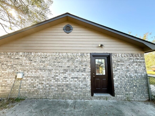 Building Photo - Spacious corner lot with a private backyard- Available 4/10!!