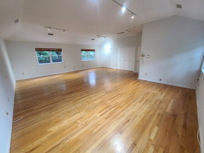 Building Photo - Scarsdale Rental Fully Updated 4 bedroom p...