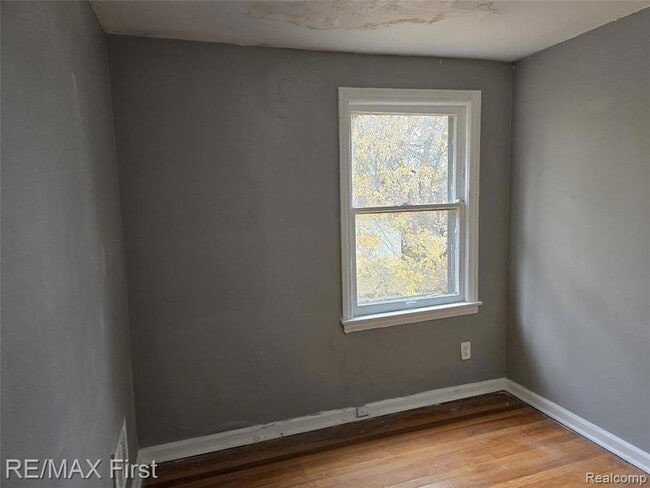 Building Photo - 8239 Manor