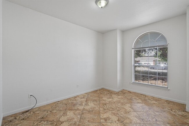 Building Photo - 204 Mallard Cove