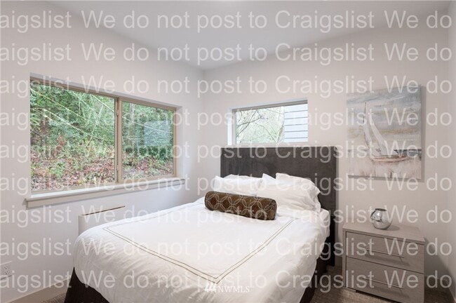 Building Photo - West Seattle - 3 Bedroom - 2.5 Bathroom w/...