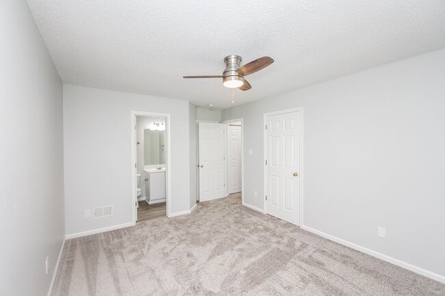 Building Photo - 2 Bedroom 2.5 Bathrooms in South Chesapeake