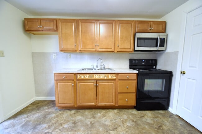 Building Photo - 10 Oakwood Dr