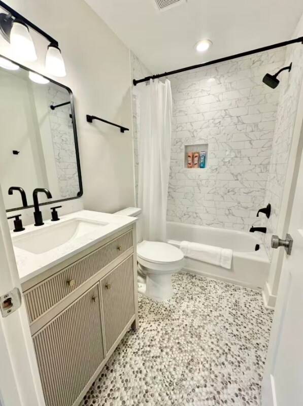 Building Photo - 1313 Live Oak St