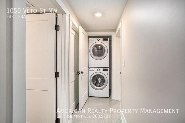 Building Photo - 1050 Veto St NW