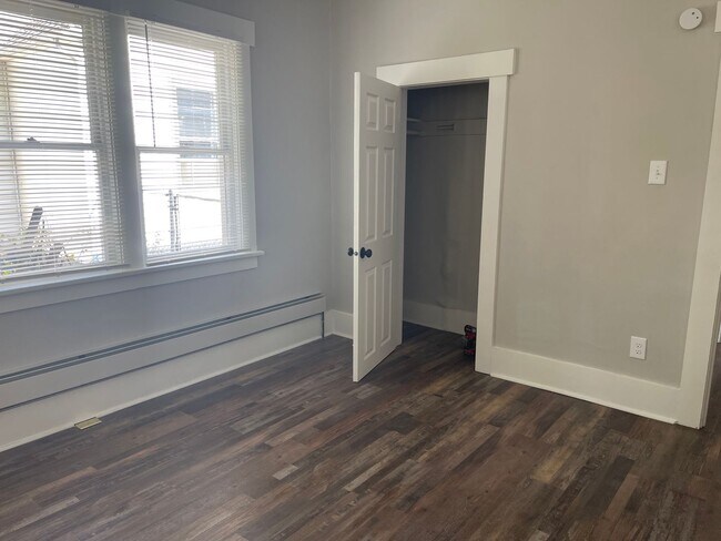 Building Photo - Pet Friendly 4 bedroom 1 bath