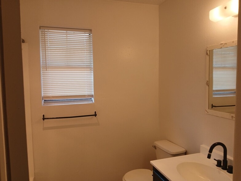 Building Photo - 1217 S Maddox Ave