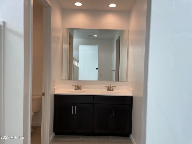 Building Photo - 17401 W Red Fox Rd