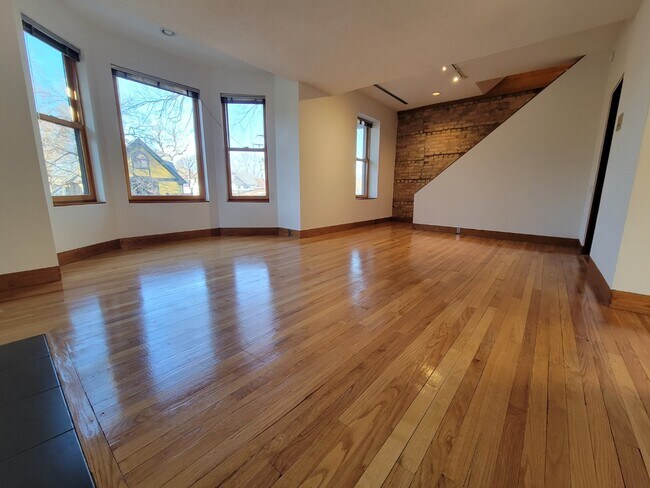 Building Photo - Charming Vintage Second Floor Duplex with In-Unit Laundry in Heart of Oak Park