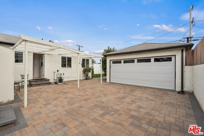 Building Photo - 8348 Reading Ave