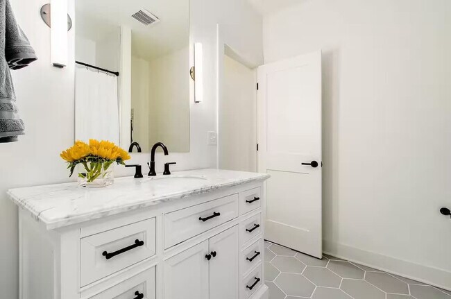 Building Photo - 1142 Hamlet St