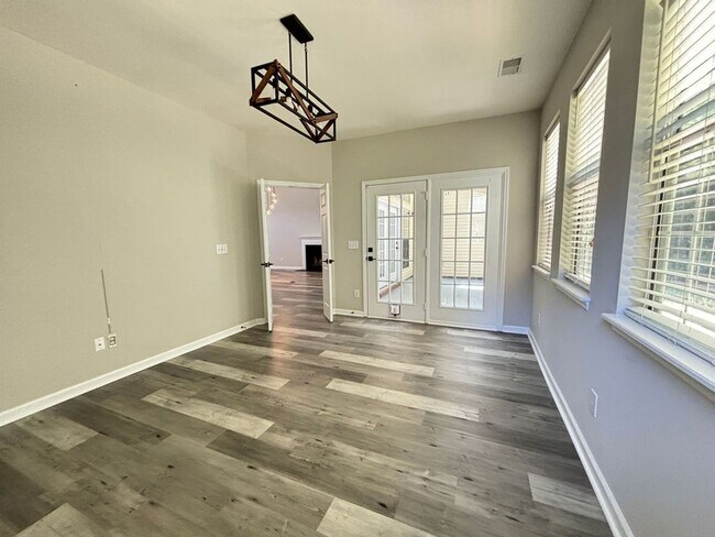 Building Photo - Available 7/9. Gorgeous, Fully Remodeled 3...