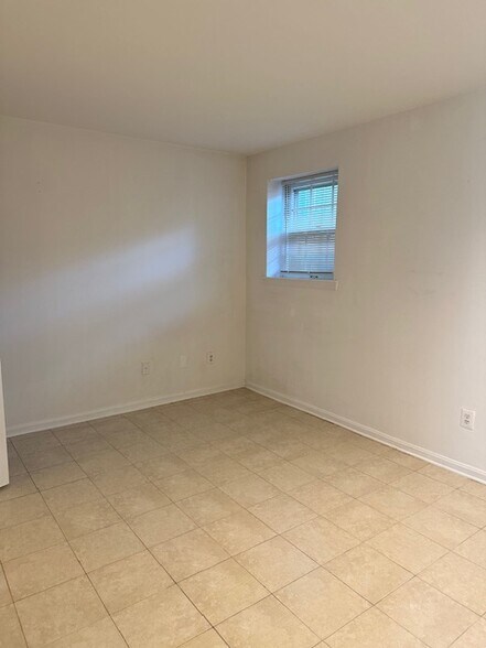 bedroom - 612 N Oxford St
