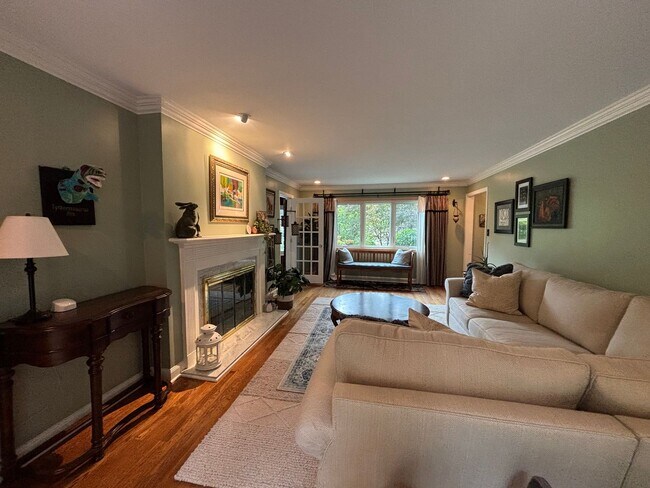 Building Photo - Beautiful 4 Bedroom Home In Mt. Lebanon!