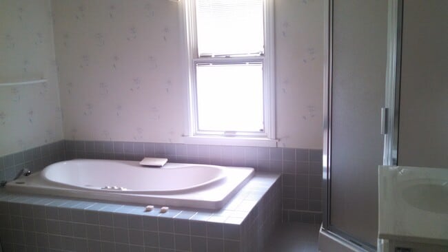 Building Photo - 712 W 12th St S