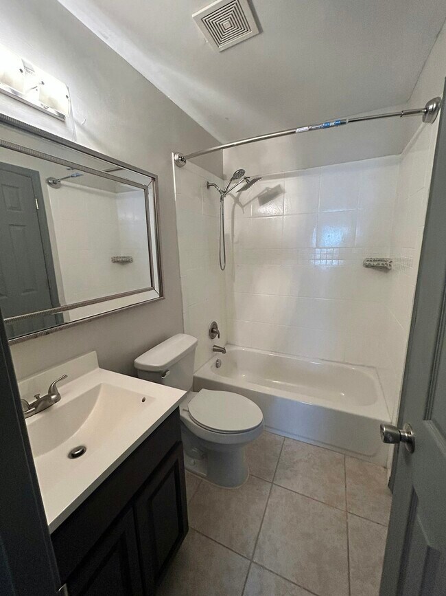 Building Photo - 718 Spence Cir