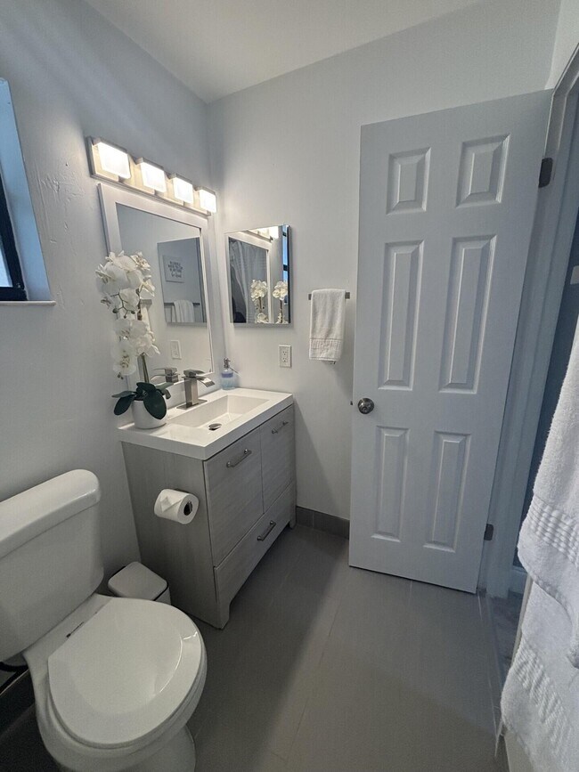 Building Photo - 3751 Cocoplum Cir