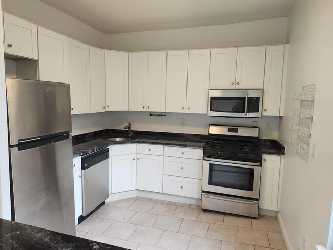 Building Photo - 208 Willow Ave