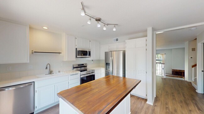 Building Photo - Beautiful 2 Primary Bedroom in Turtle Rock...