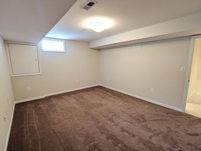 Building Photo - Impeccably maintained SFH in Clarksburg re...