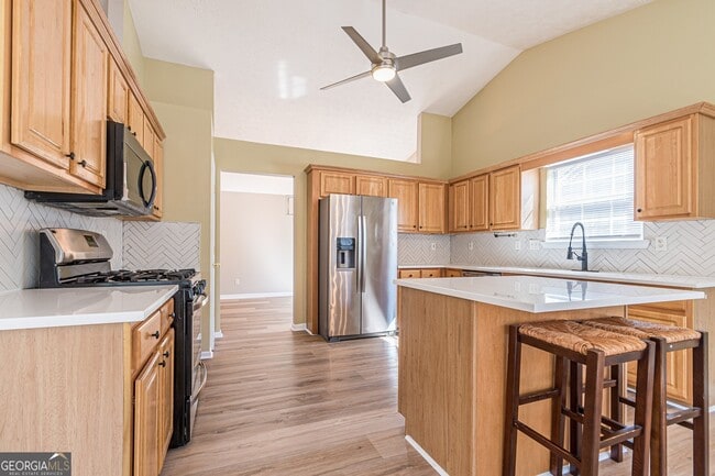 Building Photo - 5755 Lakeview Cir