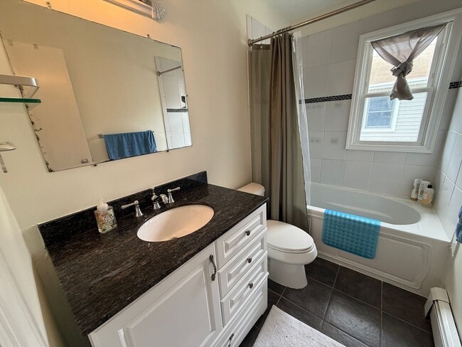 Building Photo - Spectacular 3 Bed/3 Bath Home in Long Beach!