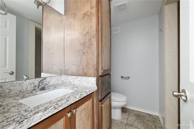 Building Photo - 416 E 5th St