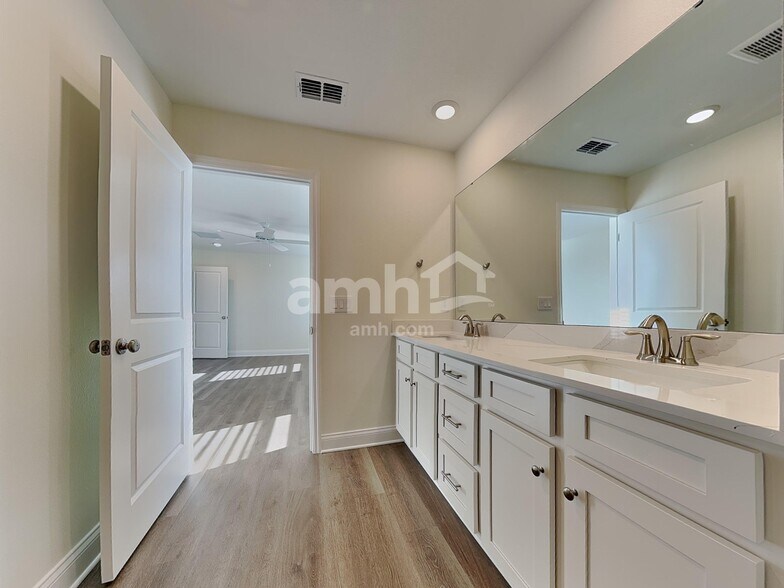 Building Photo - 16384 Willo Pines Ln