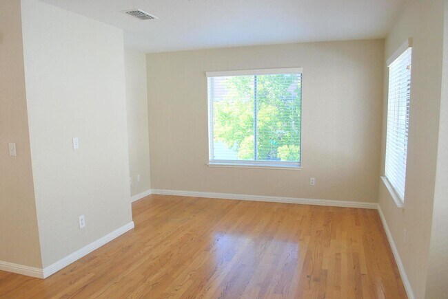 Building Photo - Sharp & Contemporary Townhouse in Beautiful Danville!