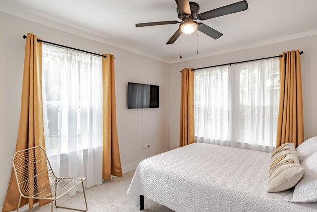 Building Photo - Stylish 3 Bedroom Bungalow near NAS and Be...