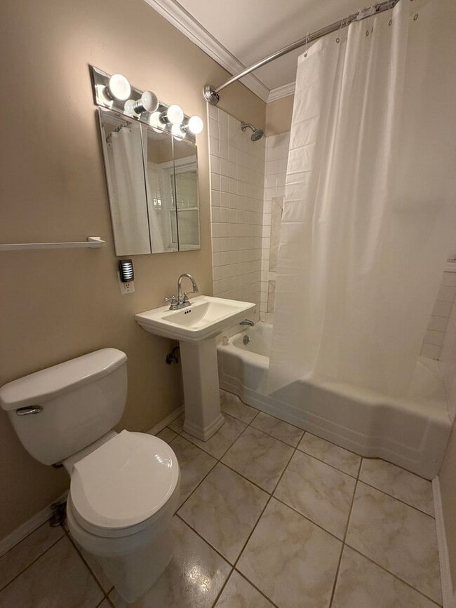 Building Photo - 1225 W Main St