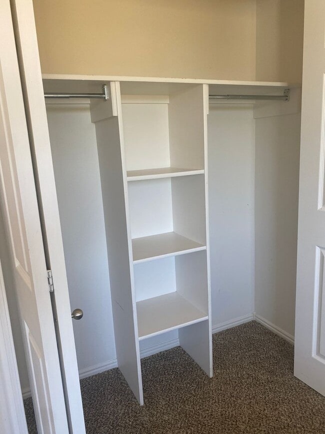 Building Photo - 3 Bedroom Victor Townhouse - Furnished